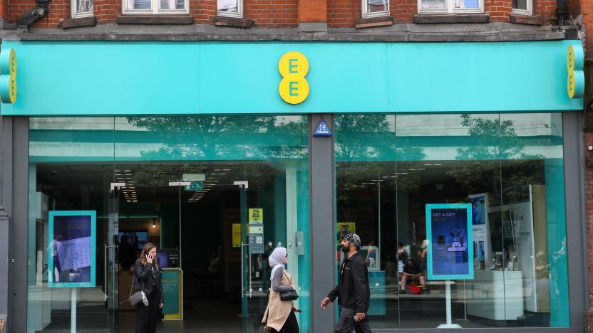 LONDON, UNITED KINGDOM - 2019/08/09: Shoppers walk past the EE mobile phone store in central London. (Photo by Steve Taylor/SOPA Images/LightRocket via Getty Images)