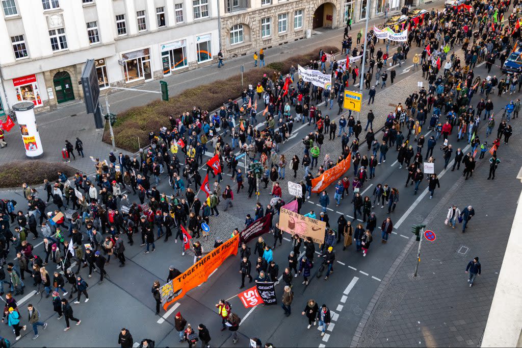Miles de personas se manifiestan en Alemania contra los “pactos” con la