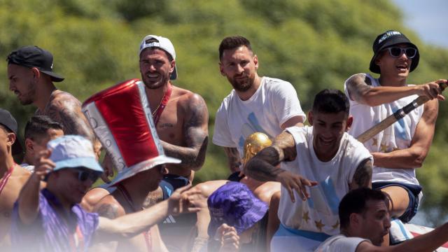 Epic World Cup parade ends with Argentina team airlifted via helicopter I The Rush