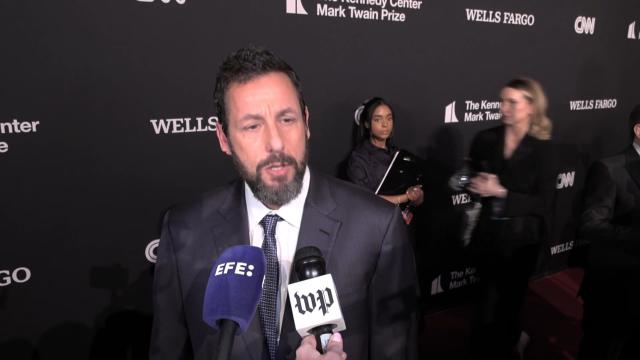 Washington premia el humor de Adam Sandler