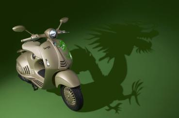 【海外首發】龍年特仕，限量傳奇！Vespa 946與Dragon Varsity外套