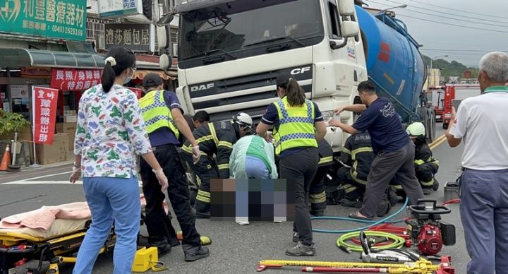 婦過馬路遭槽車撞 傷重需截肢