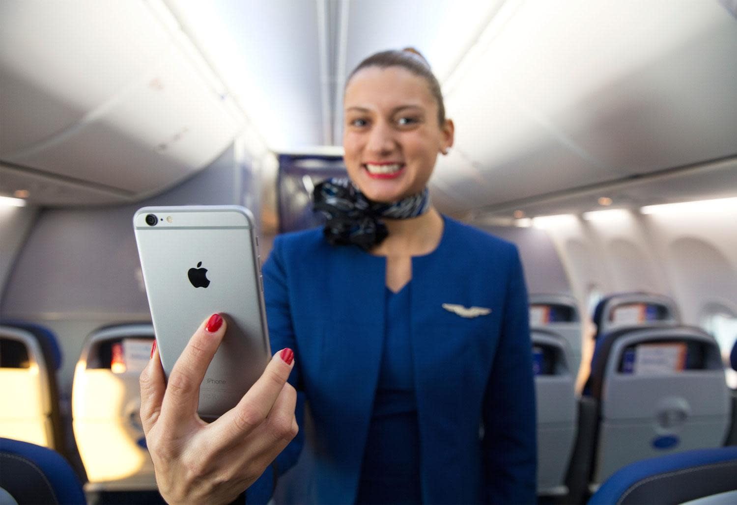 United Airlines Loves The Iphone 6 Plus So Much It S Giving It To
