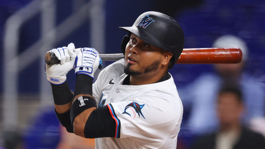 
Padres bolster lineup by trading for 2-time batting champion
The Marlins send Luis Arráez, the NL batting champ in each of the past two seasons, to San Diego in a big swing months before the trade deadline.