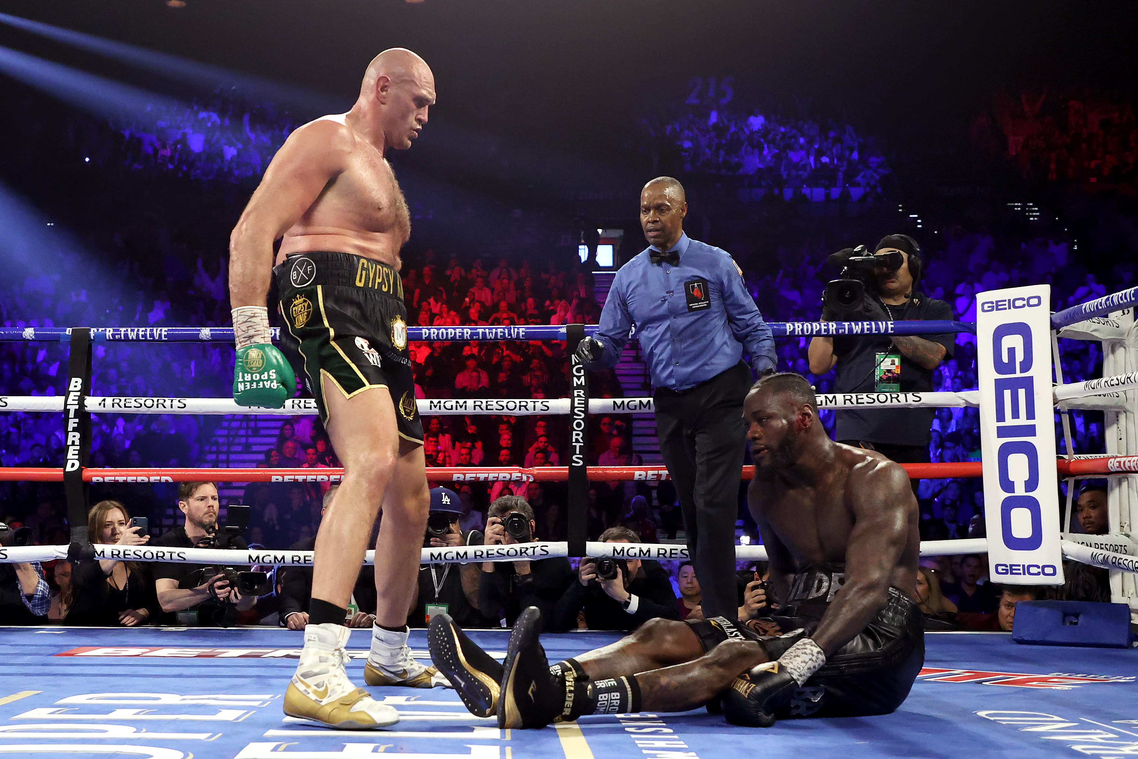 Tyson Fury lands insane punch on Wilder in perfect photo