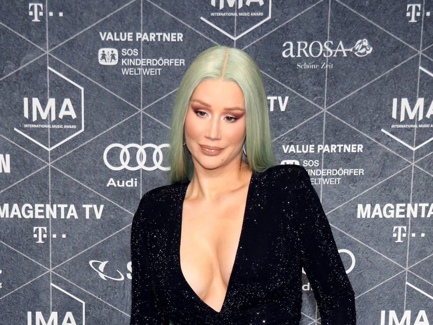 Iggy Azalea uses Twitter to launch Playboi Carti for their son