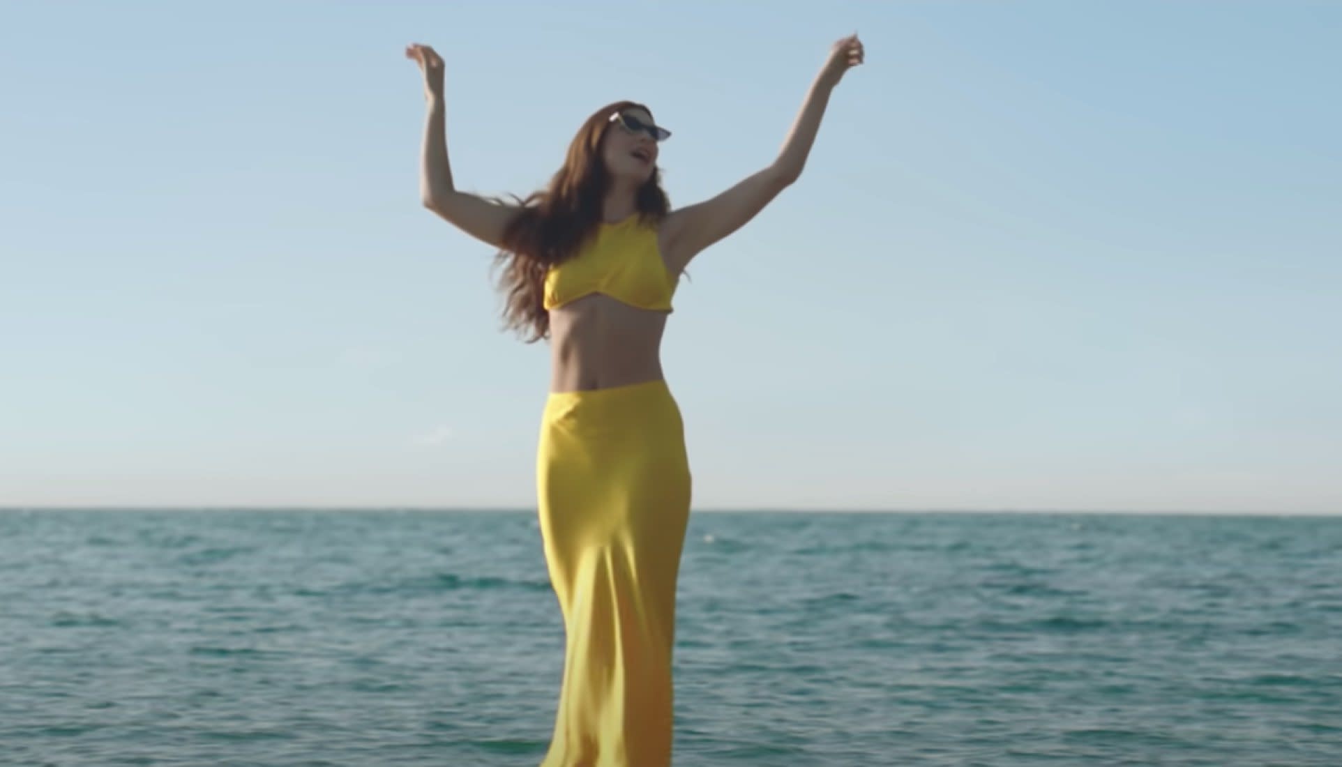 Lorde S Yellow Two Piece Set From Her Solar Power Video Is Back Online