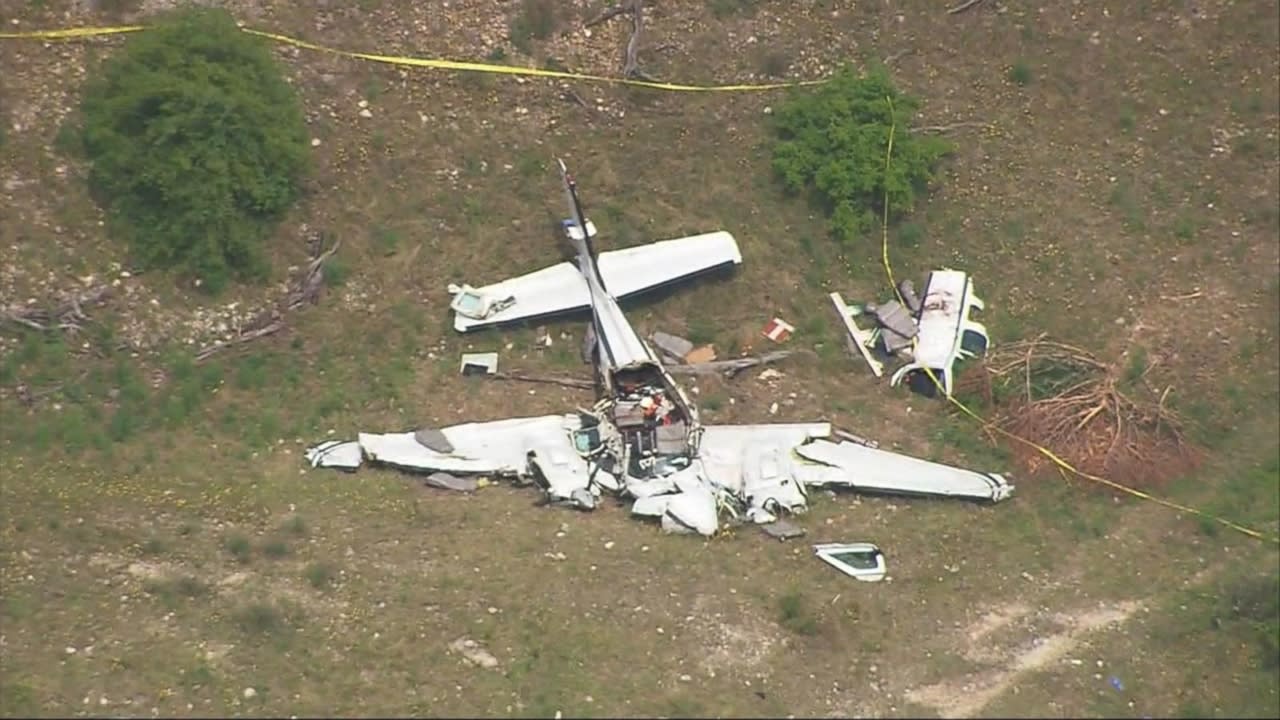 6 people killed in plane crash outside Houston