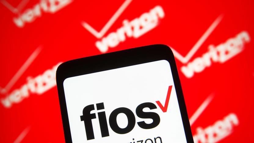 UKRAINE - 2022/01/20: In this photo illustration, the Verizon Fios Inc. logo is seen displayed on a smartphone screen with the Verizon logo in the background. (Photo Illustration by Pavlo Gonchar/SOPA Images/LightRocket via Getty Images)