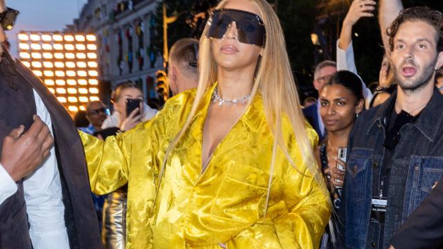 Beyoncé et Jay-Z, Rihanna très enceinte et tactile : Pluie de stars au  défilé Louis Vuitton de Pharrell Williams