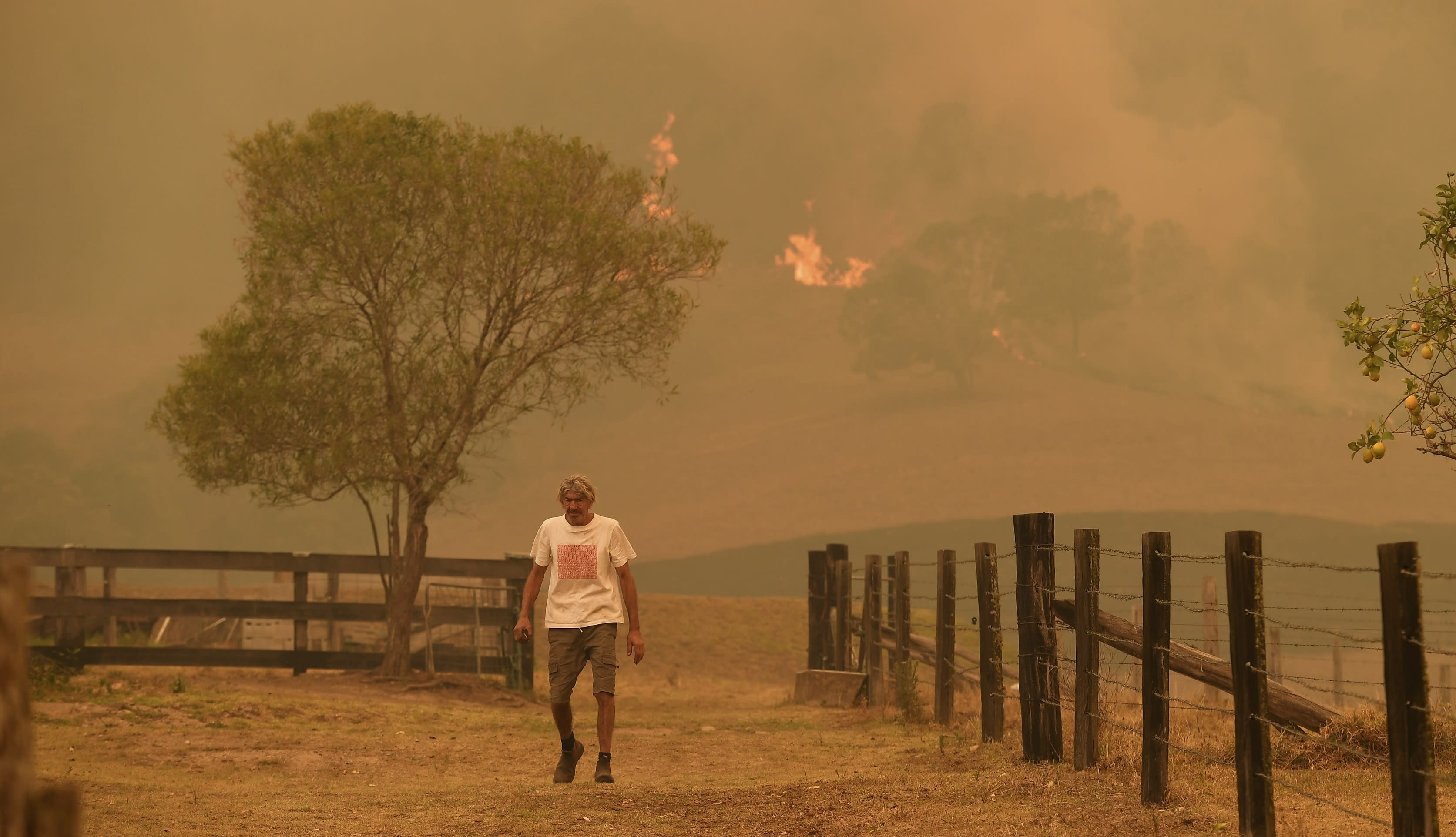 Tourists Firefighters Flee As New Heatwave Fans Australia Blazes