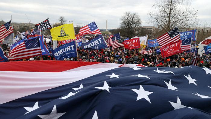 Etats Unis Que Veut Dire Le Drapeau Jaune Avec Un Serpent A Sonnette Brandi Par Des Pro Trump Lors De L Intrusion Au Capitole