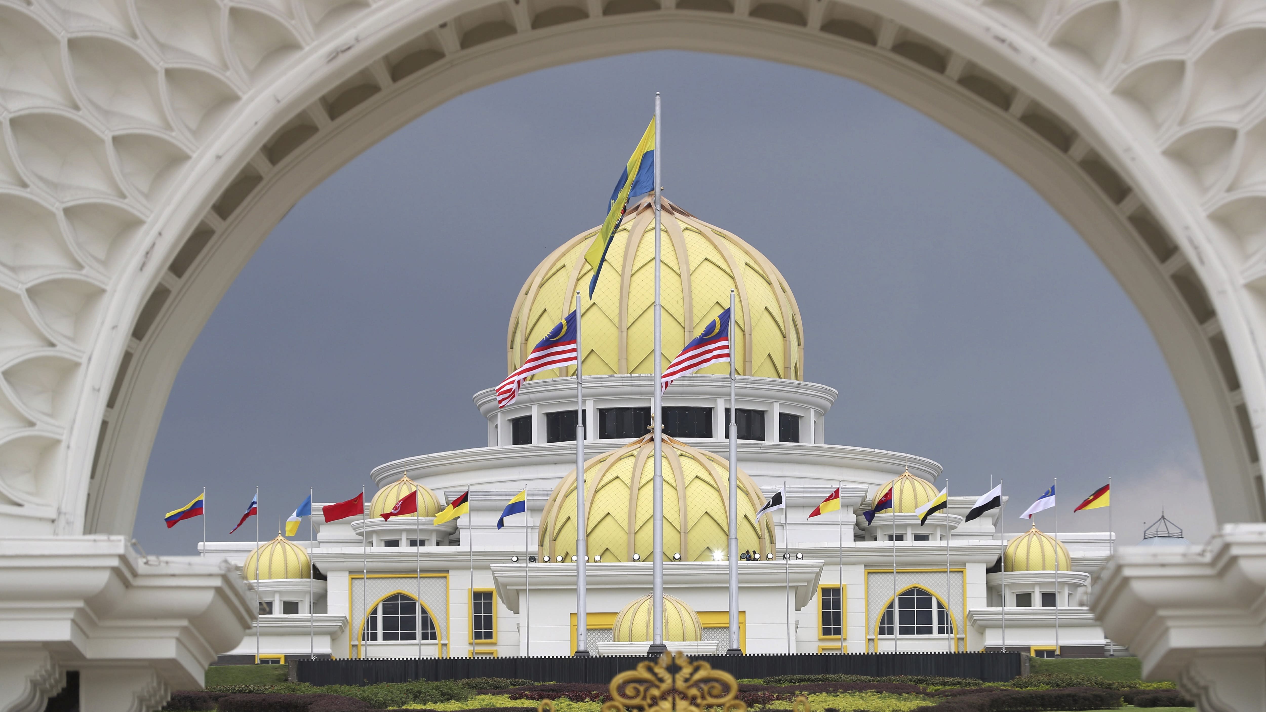 Malaysian royals pick Pahang sultan as new king