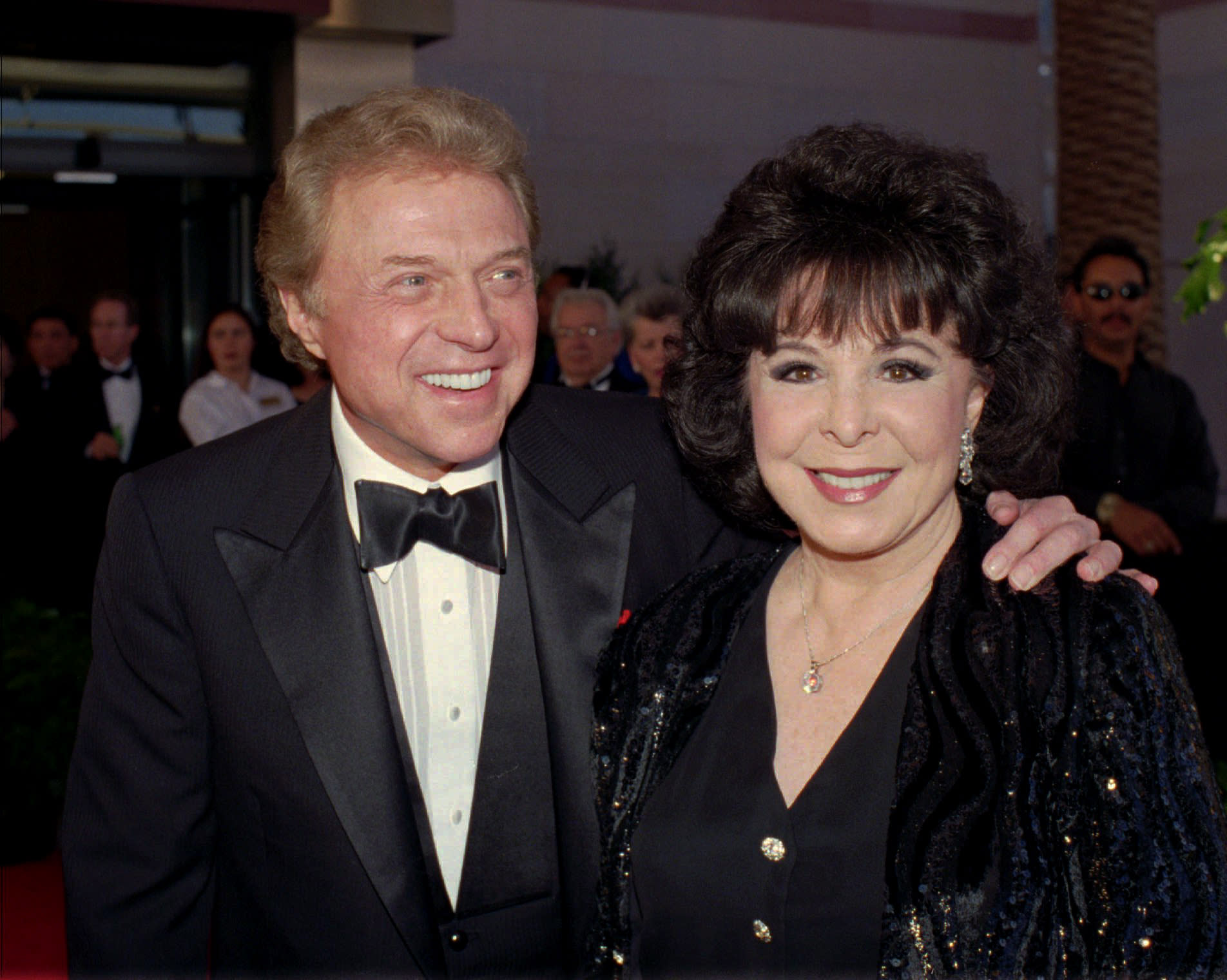 Singer Steve Lawrence says he has Alzheimer's disease