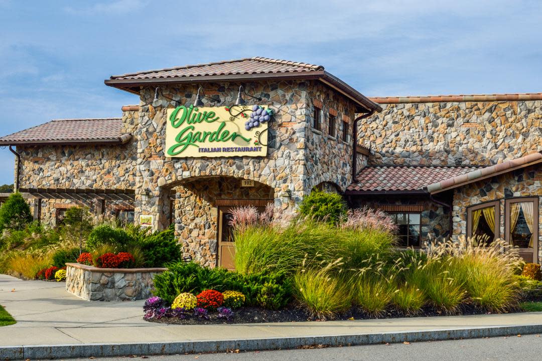 Olive Garden, More Restaurants Offer Paid Sick Leave to Staff [Video]