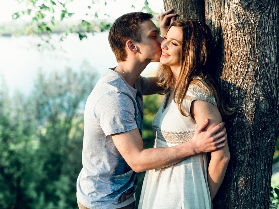 Оказалась парнем. Влюбиться в моделей. Модели людей влюбленная пара. Couple hugging. Один человек влюблен лицо.