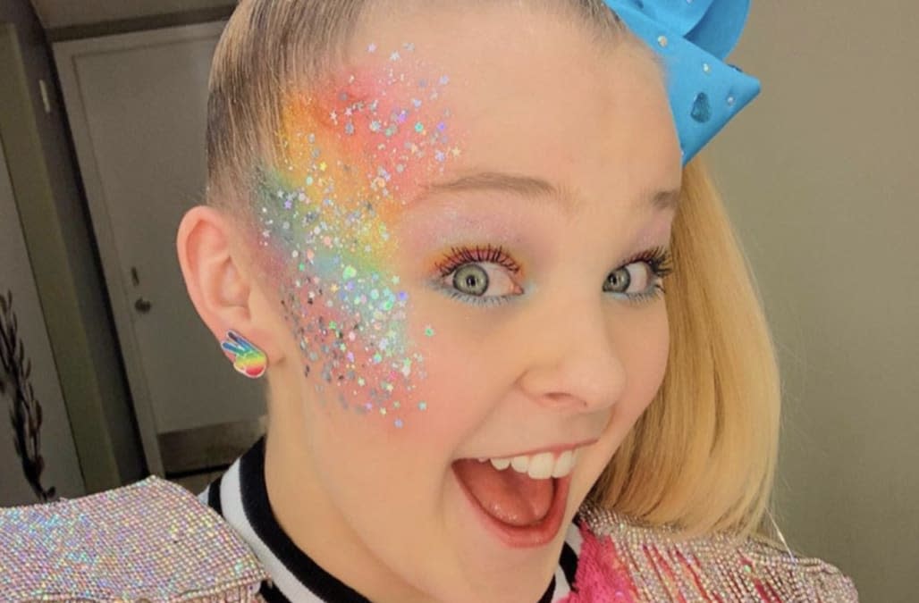 JoJo Siwa ditches ponytail and bow for stunning 'makeunder' .