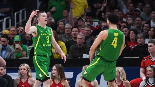 Oregon overpowers Wisconsin to advance in NCAA Tournament