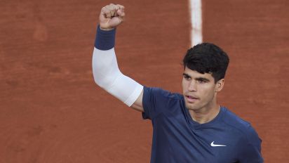 BBC - Carlos Alcaraz makes light work of Stefanos Tsitsipas to set up a tantalising French Open semi-final against incoming world number one Jannik