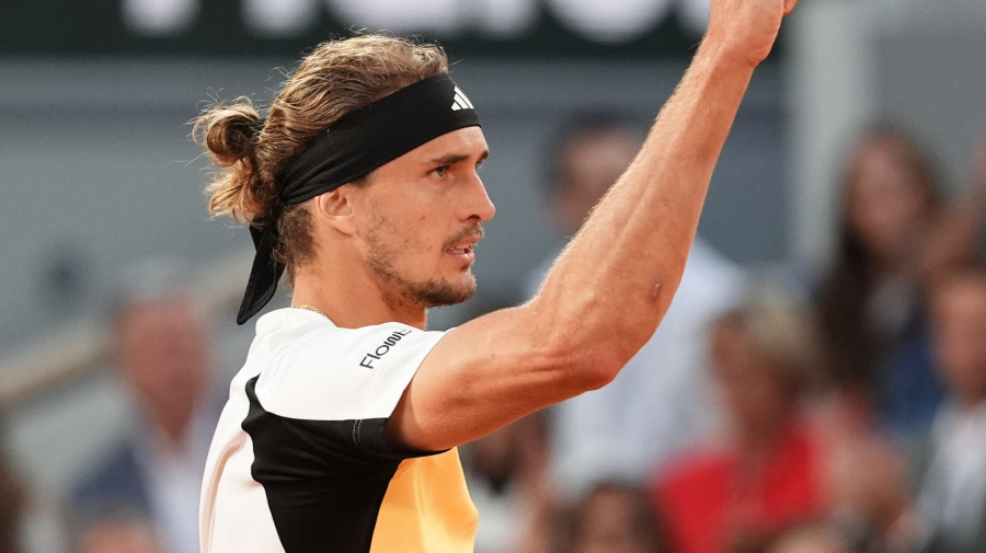 Getty Images - Germany's Alexander Zverev reacts after a point during his men's singles semi final match against Norway's Casper Ruud on Court Philippe-Chatrier on day thirteen of the French Open tennis tournament at the Roland Garros Complex in Paris on June 7, 2024. (Photo by Dimitar DILKOFF / AFP) (Photo by DIMITAR DILKOFF/AFP via Getty Images)