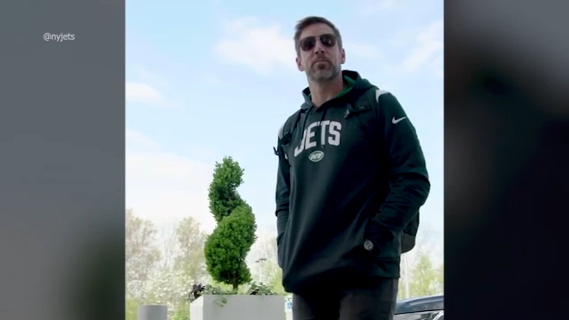 Aaron Rodgers arrives at NY Jets facility in Florham Park (Video)