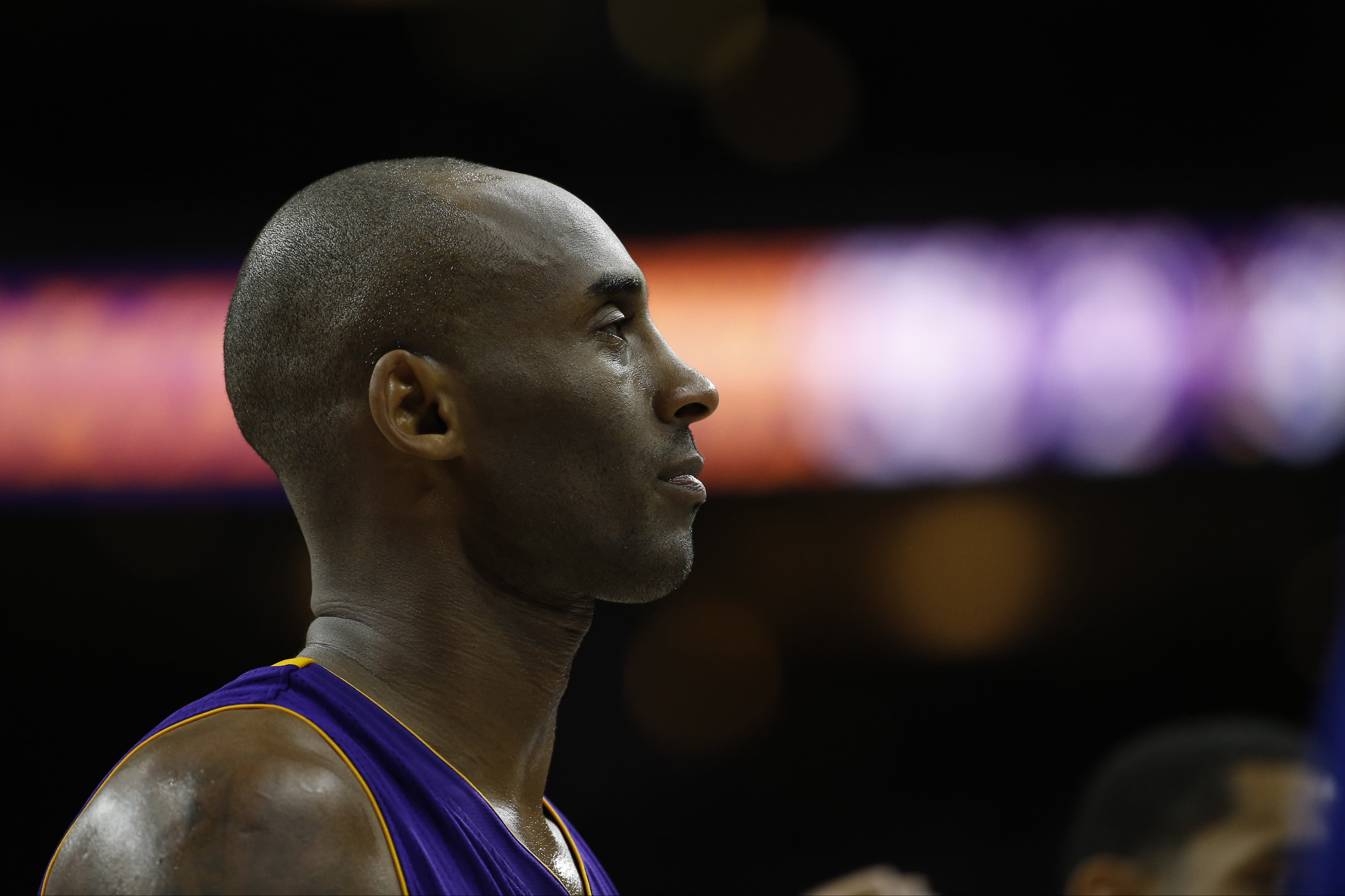 Family of Kobe's helicopter pilot wants case moved from L.A.