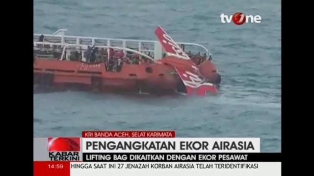 Tail of crashed AirAsia lifted from seabed - Yahoo News