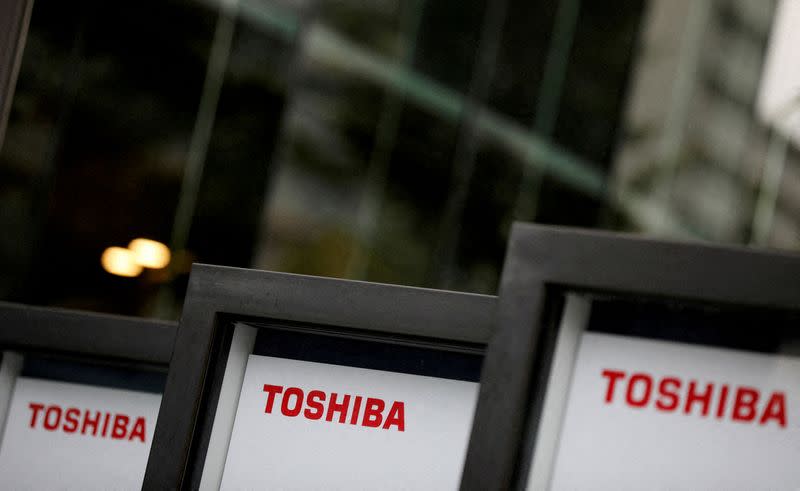 Toshiba directors exchange criticism over public statements