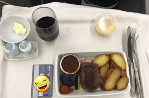 Un steak de la taille d’une carte de crédit servi comme repas en vol sur un vol en classe affaires à 5 000 $