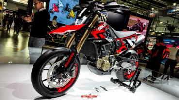 2023米蘭車展現場：妥妥的紅軍火力展示會，Ducati Hypermotard 698 Mono、StreetFighter V4 SP2、Moto E V21L現身！