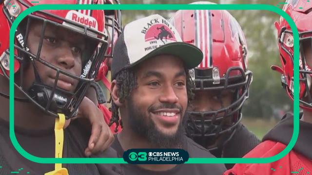 Philadelphia Eagles D'Andre Swift surprises a high school football team in  East Germantown