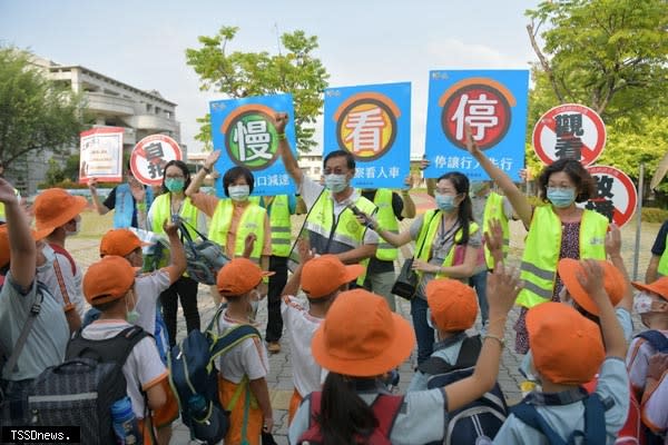 林明溱前往平和國小擔任交安宣導大使