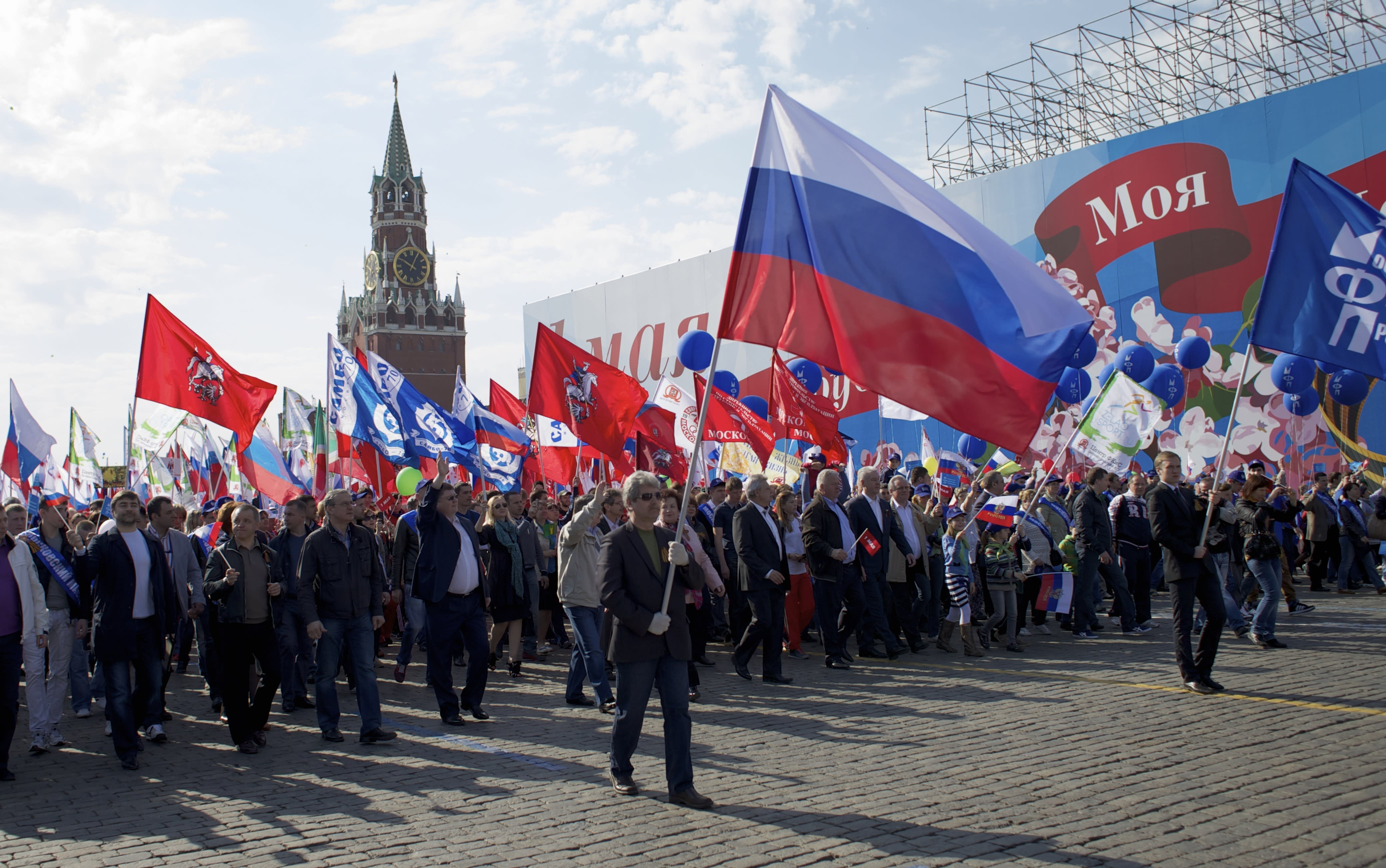 Russia revives May Day tradition to cheer Crimea