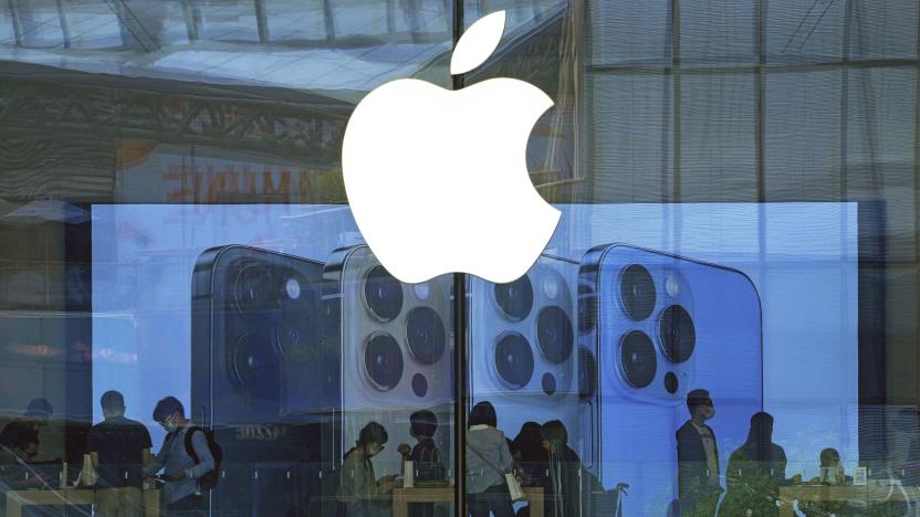 ARCHIVO - Clientes revisan productos de iPhone en una tienda de Apple en Beijing, el 28 de septiembre de 2021. (AP Foto/Andy Wong, archivo)