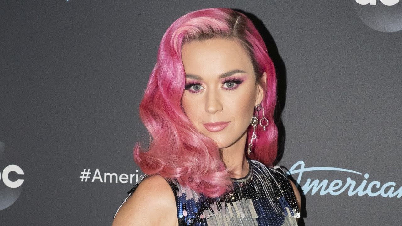 Katy Perry Rocks Long Blonde Hair As Her Con Calma Remix