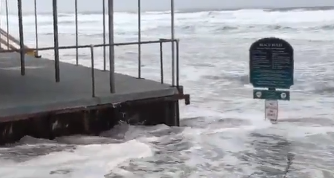 high-tide-threatens-to-flood-coastal-buildings-in-maine