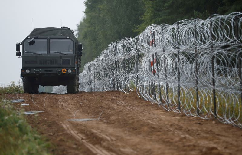 Urzędnicy powiedzieli, że w pobliżu granicy polsko-białoruskiej znaleziono martwe cztery osoby