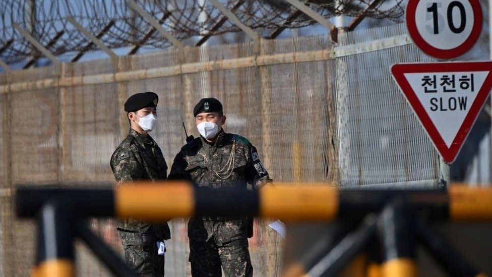 남반구 안보 실수로 비무장 지대에서 몇 시간 동안 방황하는 북한 남성