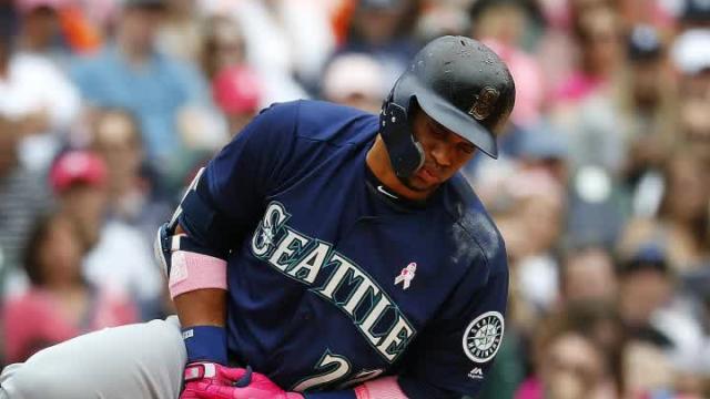 Robinson Cano exits game after fracturing hand