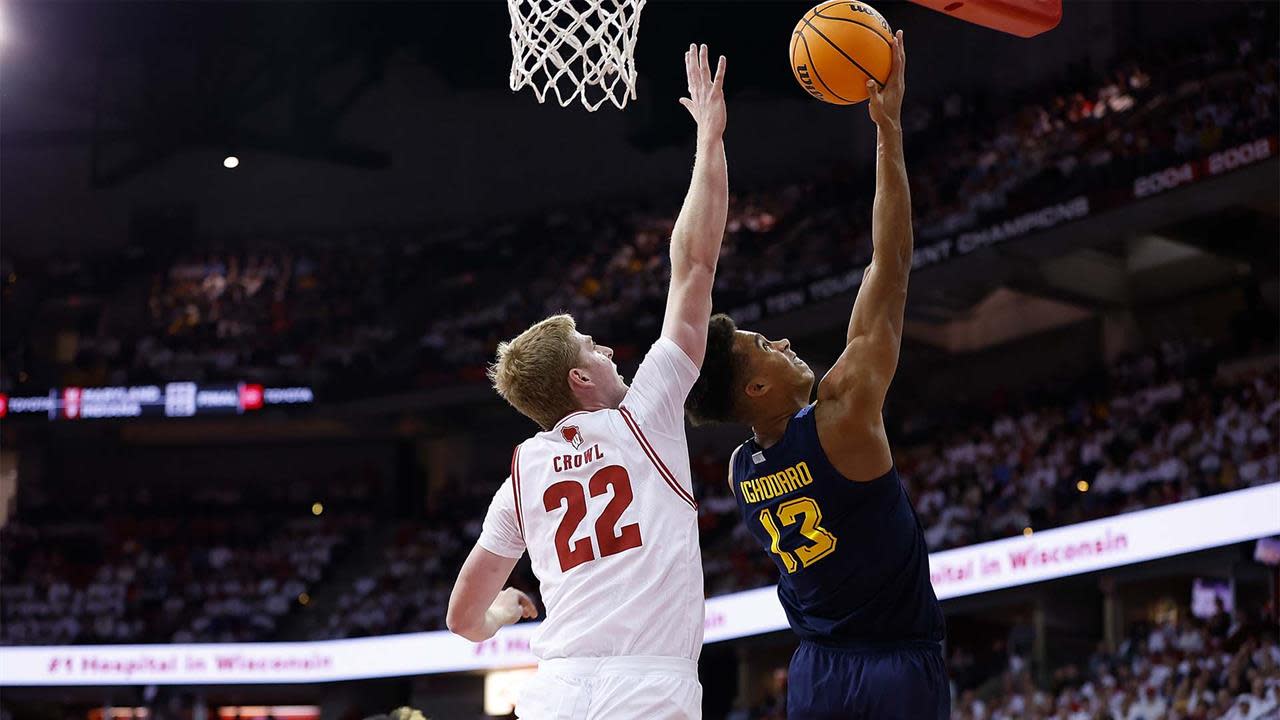 Max Klesmit scores 21 points as Wisconsin Badgers knock off No.3 Marquette