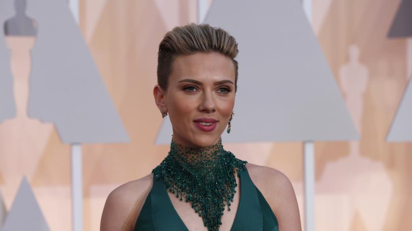 Actress Scarlett Johansson wears a Versace gown as she arrives at the 87th Academy Awards in Hollywood, California February 22, 2015.     REUTERS/Mario Anzuoni (UNITED STATES  - Tags: ENTERTAINMENT)     (OSCARS-ARRIVALS)

