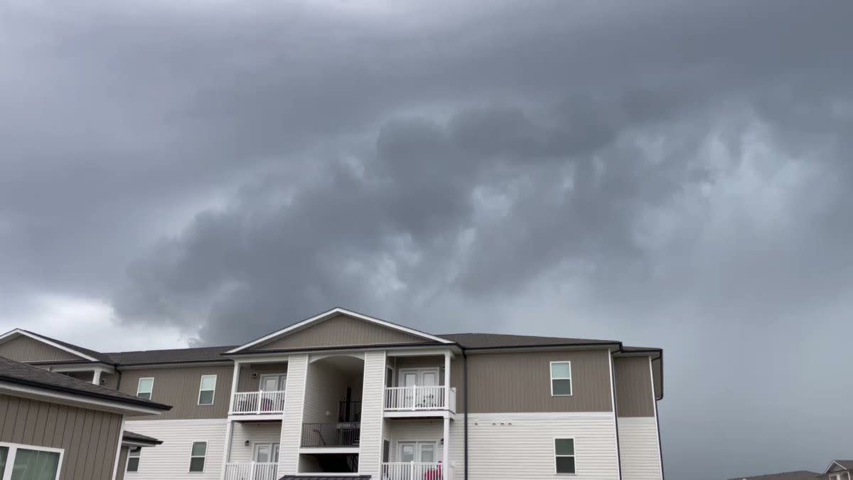 Les nuages ​​​​d’orage roulent au milieu de la grêle et des vents sauvages en Caroline du Sud