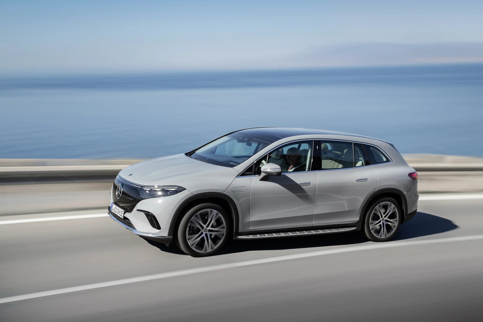 Mercedes-EQ. EQS SUV, Exterieur, Fahraufnahme, Alpingrau, Electric Art Line // Mercedes-EQ. EQS SUV, exterior, driving shot, alpine grey, Electric Art Line