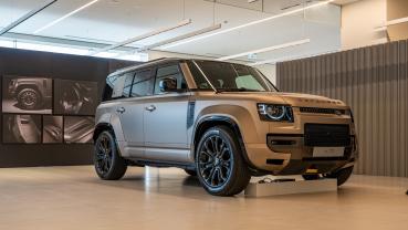 賽道、越野一次攻頂！首波配額僅 18 輛的 JLR Defender OCTA 展間實拍分享！