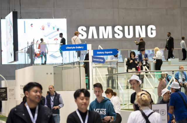 Visitors at the Samsung boot during the international electronics and innovation fair IFA in Berlin on September 11, 2019. (Photo by Emmanuele Contini/NurPhoto via Getty Images)