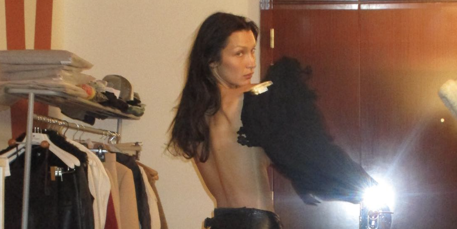 Bella Hadid se fait topless sur les photos des coulisses de la Fashion Week de Paris