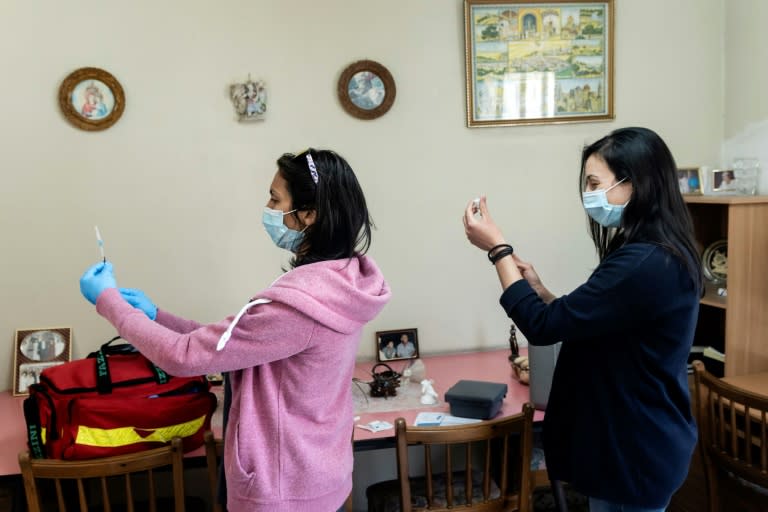 Το κυπριακό ντουλάπι τυλίγει το μανίκι για ταλαιπωρημένο τρύπημα AZ