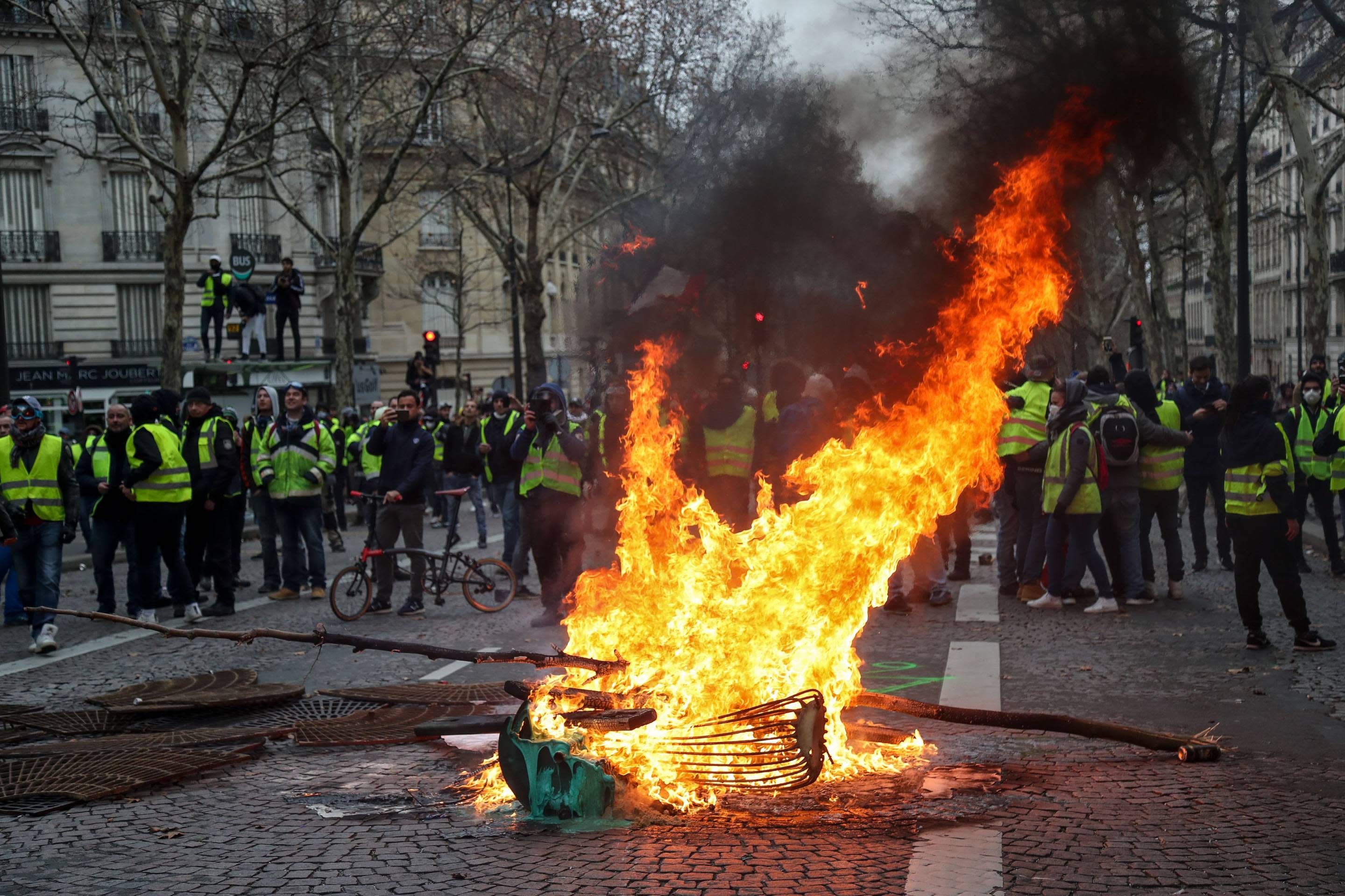 Hundreds Arrested and Some Hurt as Paris Yellow Vest Protests