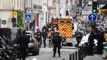 Paura a Parigi, uomo armato prende ostaggi  