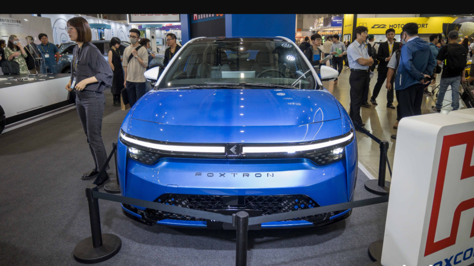 鴻海大秀電動車生態系、成運展示快充電動巴士｜2024 TAIPEI AMPA